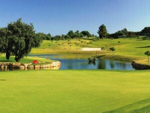 Pinheiros Altos Golf Course green and lake
