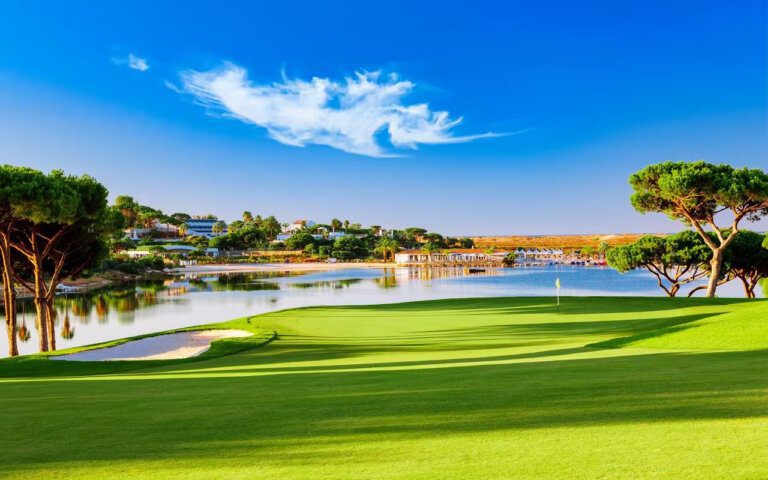 Quinta do Lago South Course green and lake