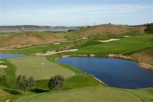 Quinta do Vale Golf Course green and lake