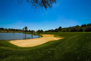 Image of bunker and lake at Pestana Silves golf course